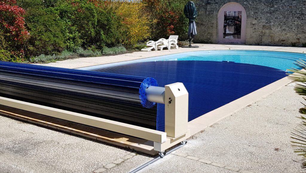 volet de piscine mobile avec une motorisation solaire et des lames polycarbonate bleu